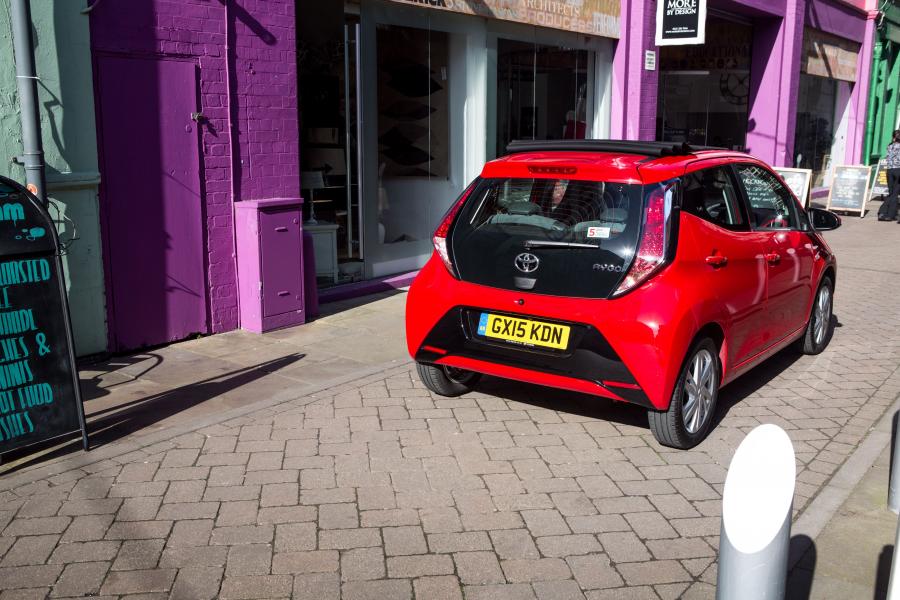  Toyota Aygo x-wave 5-Door 2015 года  (UK) (фото 6 из 20)